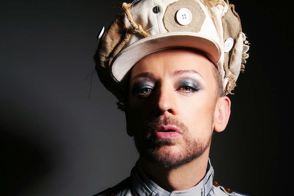 &Omicron; Boy George &kappa;&upsilon;&kappa;&lambda;&omicron;&phi;ό&rho;&eta;&sigma;&epsilon; &tau;&omicron; &phi;&iota;&lambda;&omicron;ϊ&sigma;&rho;&alpha;&eta;&lambda;&iota;&nu;ό &tau;&rho;&alpha;&gamma;&omicron;ύ&delta;&iota; "We Will Dance Again"