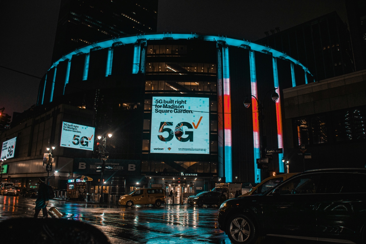 &Tau;&omicron; Madison Square Garden έ&chi;&epsilon;&iota; &lambda;ί&sigma;&tau;&alpha; &mu;&epsilon; celebrities &gamma;&iota;&alpha; &tau;&omicron; &pi;&omicron;&iota;&omicron;&sigmaf; &epsilon;ί&nu;&alpha;&iota; "gay" &kappa;&alpha;&iota; &pi;&omicron;&iota;&omicron;&sigmaf; "high risk"