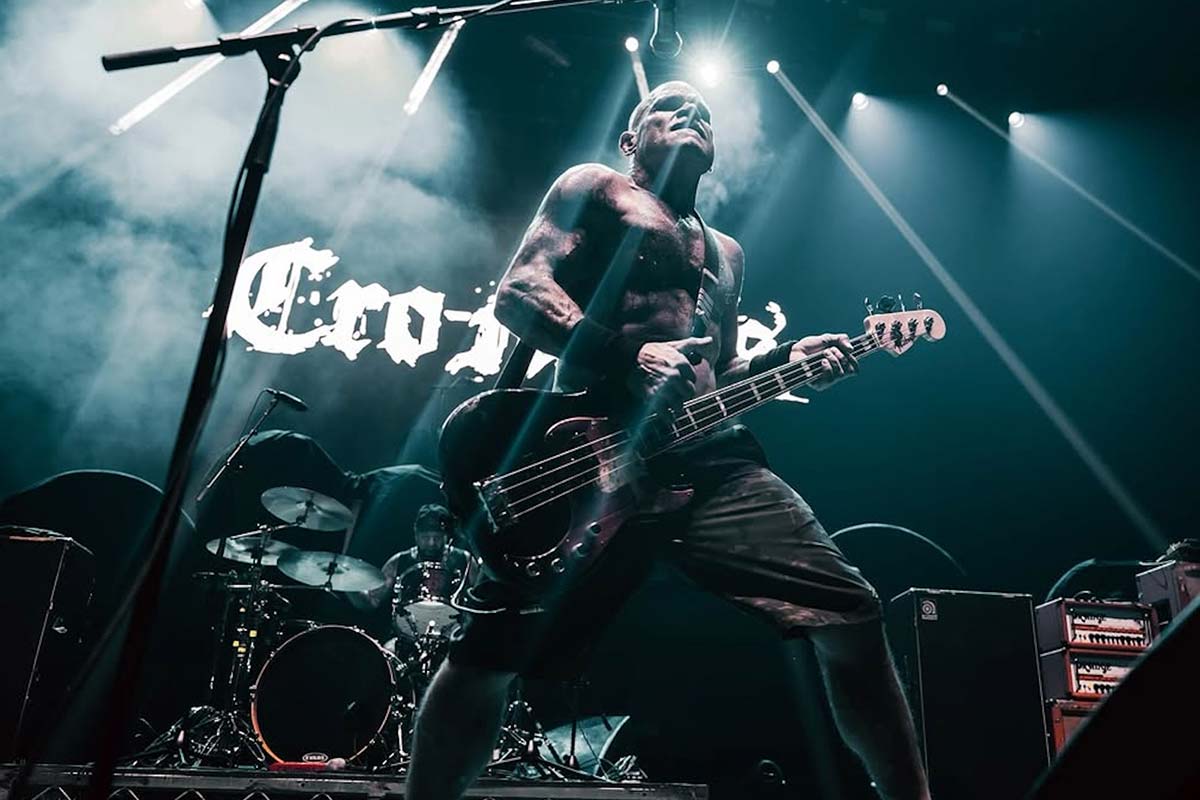 &Omicron;&iota; Cro-Mags έ&rho;&chi;&omicron;&nu;&tau;&alpha;&iota; &sigma;&tau;&eta;&nu; &Alpha;&theta;ή&nu;&alpha; &gamma;&iota;&alpha; &tau;&alpha; 40 &chi;&rho;ό&nu;&iota;&alpha; &tau;&omicron;&upsilon; &iota;&sigma;&tau;&omicron;&rho;&iota;&kappa;&omicron;ύ "The Age of Quarrel"