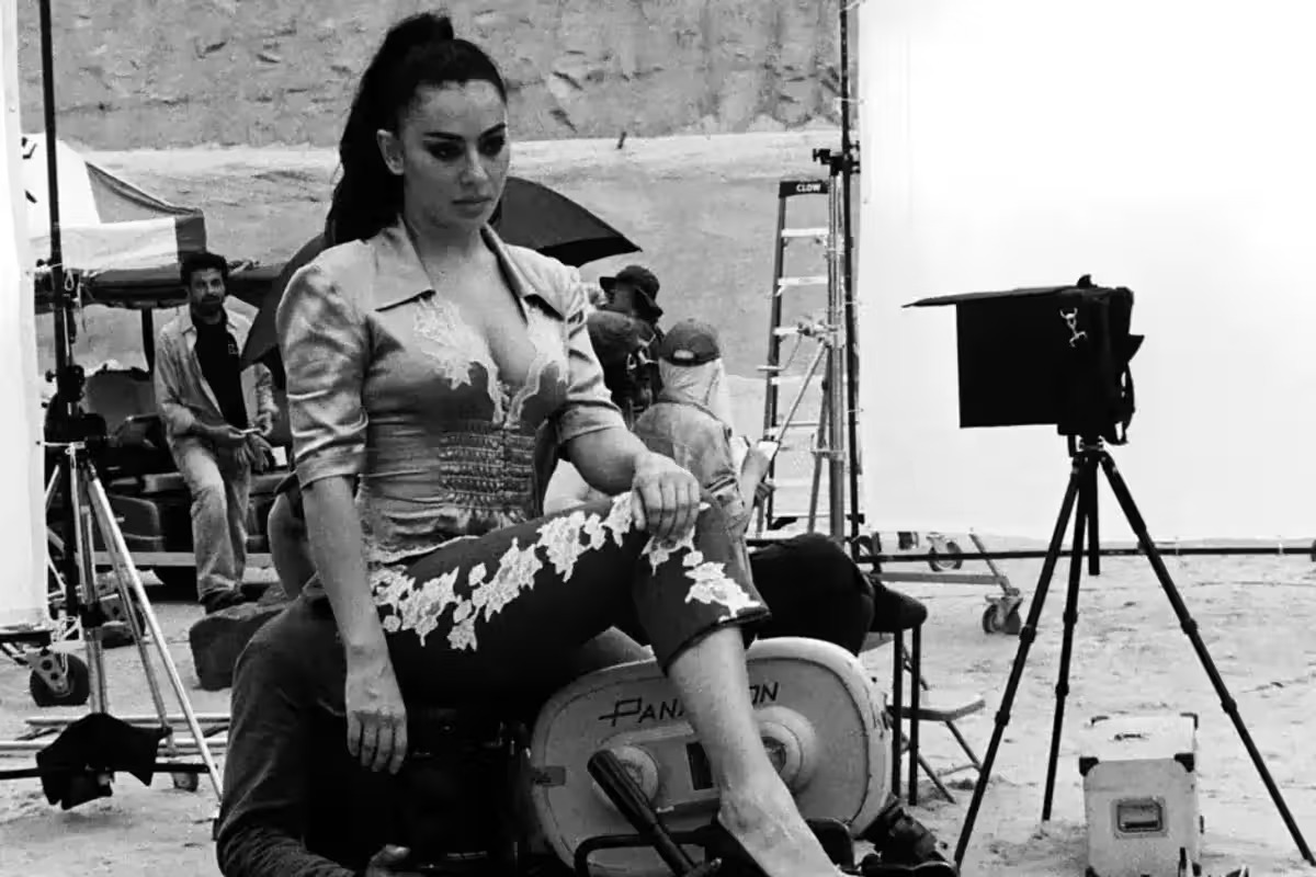 H Charli XCX &kappa;&upsilon;&kappa;&lambda;&omicron;&phi;ό&rho;&eta;&sigma;&epsilon; &sigma;&epsilon; &beta;ί&nu;&tau;&epsilon;&omicron; &tau;&omicron; Camera &alpha;&pi;ό &tau;&omicron; album "Music, Fashion, Film"