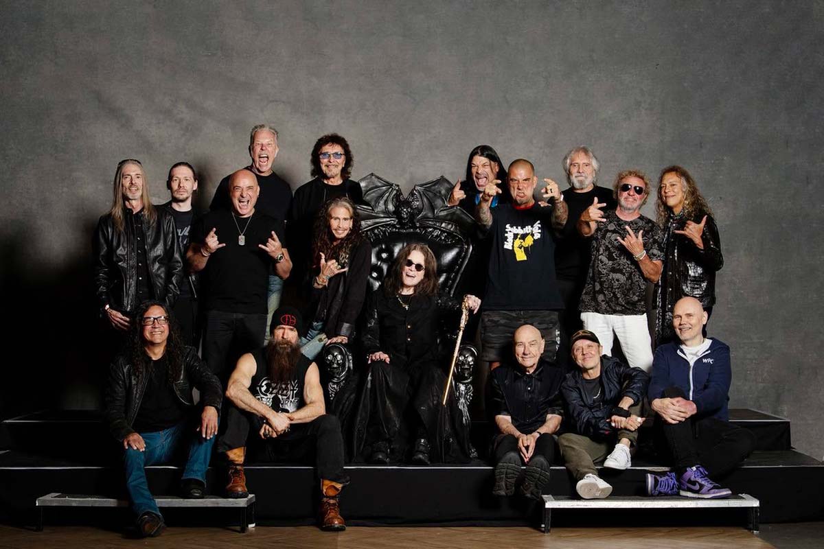Έ&nu;&alpha;&sigmaf; &chi;&rho;ό&nu;&omicron;&sigmaf; &chi;&omega;&rho;ί&sigmaf; &tau;&omicron;&nu; Ozzy: Iommi, Butler &kappa;&alpha;&iota; Ward &tau;&iota;&mu;&omicron;ύ&nu; &tau;&eta; &mu;&nu;ή&mu;&eta; &tau;&omicron;&upsilon; &theta;&rho;&upsilon;&lambda;&iota;&kappa;&omicron;ύ frontman &tau;&omega;&nu; Black Sabbath