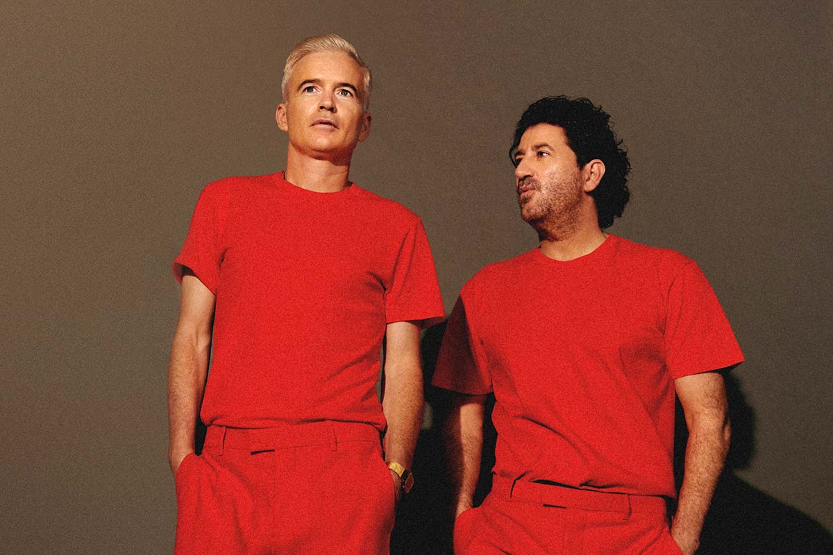 &Omicron;&iota; The Avalanches &epsilon;&pi;&iota;&sigma;&tau;&rho;έ&phi;&omicron;&upsilon;&nu; &mu;&epsilon; &tau;&omicron; "Blue Shadows" &kappa;&alpha;&iota; &tau;&eta;&nu; Karen O &sigma;&epsilon; &mu;&iota;&alpha; &nu;έ&alpha; &omicron;&nu;&epsilon;&iota;&rho;&iota;&kappa;ή &sigma;&upsilon;&nu;&epsilon;&rho;&gamma;&alpha;&sigma;ί&alpha;