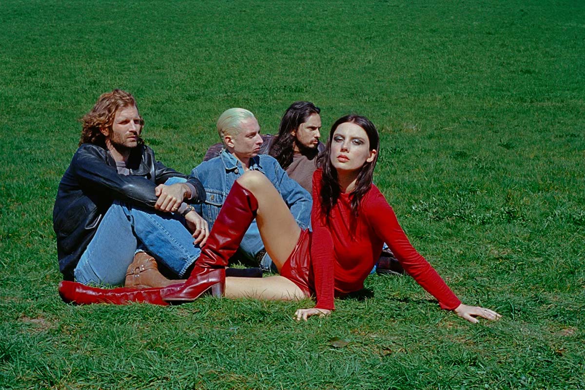 &Omicron;&iota; Wolf Alice &mu;&omicron;&iota;&rho;ά&zeta;&omicron;&nu;&tau;&alpha;&iota; &tau;&omicron; &alpha;&nu;έ&kappa;&delta;&omicron;&tau;&omicron; "Gospel Oak" &alpha;&pi;ό &tau;&iota;&sigmaf; &eta;&chi;&omicron;&gamma;&rho;&alpha;&phi;ή&sigma;&epsilon;&iota;&sigmaf; &tau;&omicron;&upsilon; "The Clearing"