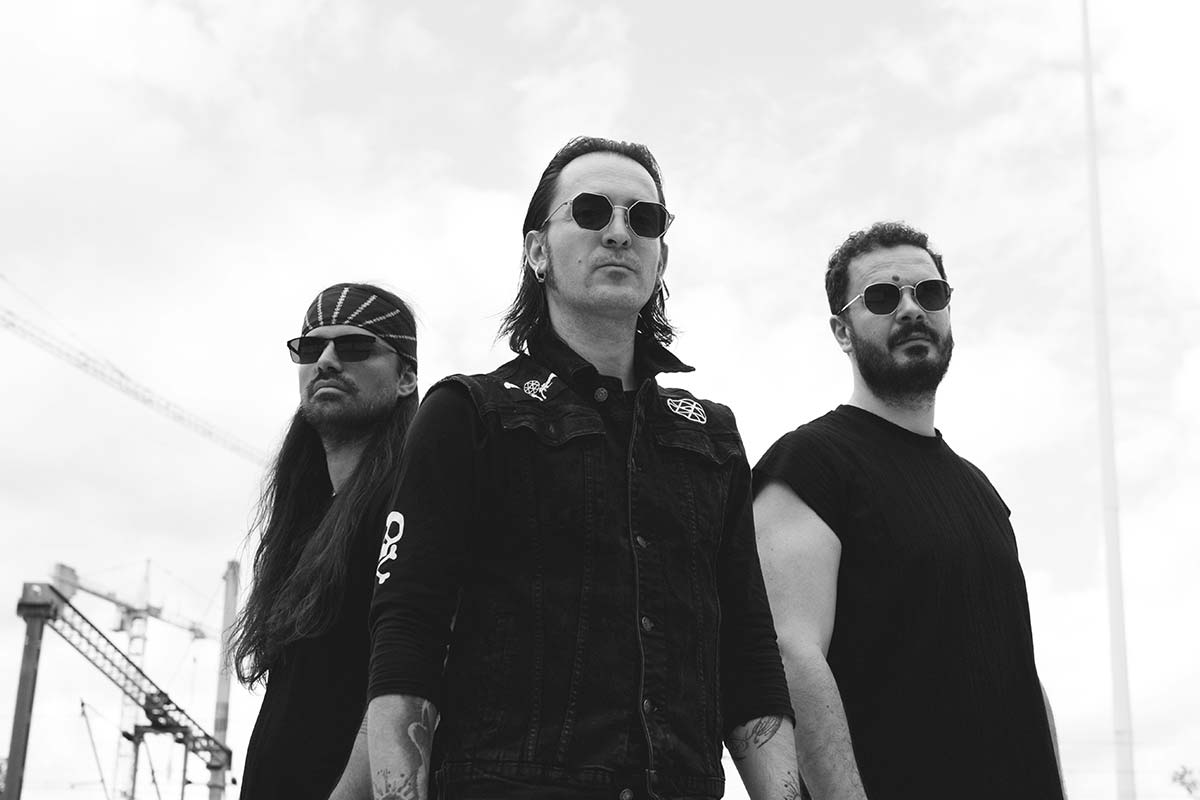 Villagers Of Ioannina City: &Alpha;&nu;&alpha;&kappa;&omicron;ί&nu;&omega;&sigma;&alpha;&nu; &tau;&omicron; &nu;έ&omicron; ά&lambda;&mu;&pi;&omicron;&upsilon;&mu; "Venceremos" &kappa;&alpha;&iota; &pi;&rho;ώ&tau;&omicron; single &tau;&omicron; "Ghosts in the Sky"