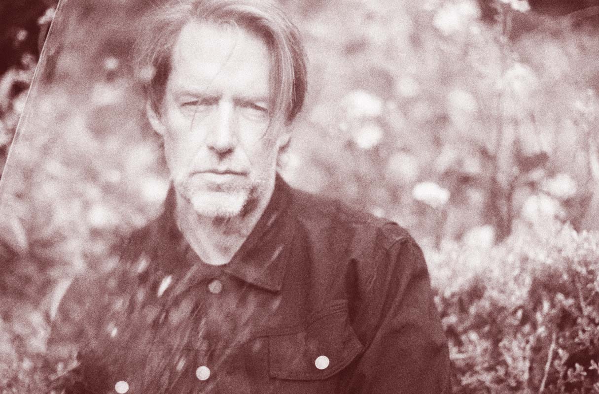 &Omicron; Ed O'Brien &tau;&omega;&nu; Radiohead &kappa;&upsilon;&kappa;&lambda;&omicron;&phi;ό&rho;&eta;&sigma;&epsilon; &tau;&omicron; &nu;έ&omicron; single "Abberycwmhir"