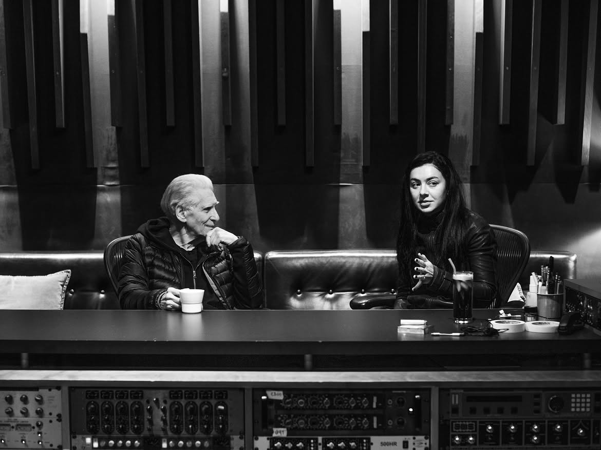 &Eta; Charlie XCX &alpha;&pi;&omicron;&kappa;ά&lambda;&upsilon;&psi;&epsilon; &sigma;&upsilon;&nu;&epsilon;&rho;&gamma;&alpha;&sigma;ί&alpha;-έ&kappa;&pi;&lambda;&eta;&xi;&eta; &mu;&epsilon; &tau;&omicron;&nu; master &tau;&omicron;&upsilon; horror, David Cronenberg