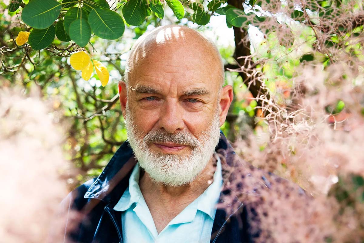Ο Brian Eno ζητά από τη βρετανική κυβέρνηση να φορολογήσει περισσότερο τους εκατομμυριούχους