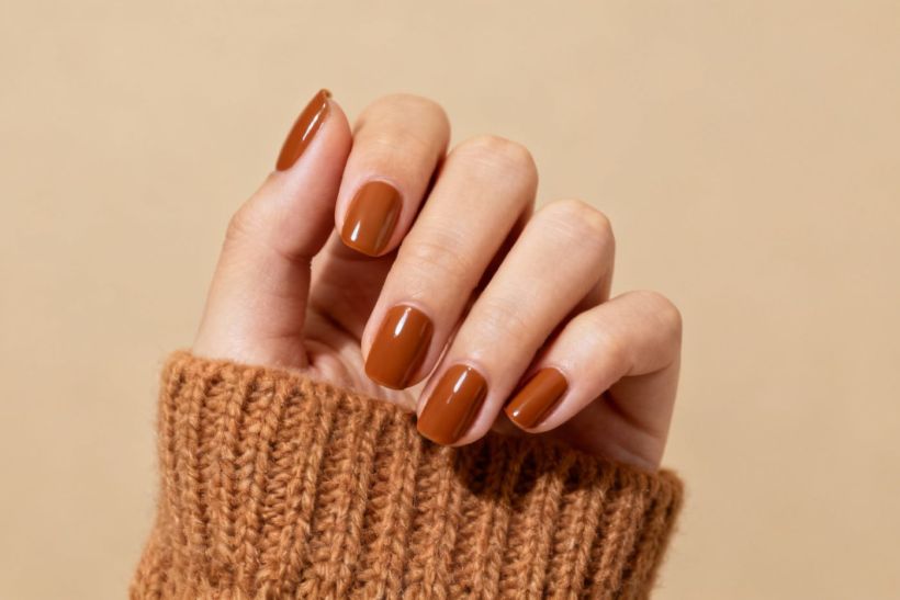 Caramel Nails: Η πιο γλυκιά τάση μανικιούρ για το φθινόπωρο 2025 & τον χειμώνα 2026