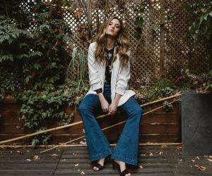 Τα Flared Jeans Επιστρέφουν: Πώς να Φορέσεις το Dark ’70s Denim σαν Fashion Queen