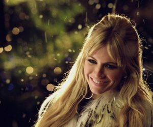 Sienna Miller: «Οι άνθρωποι που ζουν την αγάπη στα άκρα την βιώνουν με την καρδιά τους και όχι με το μυαλό»