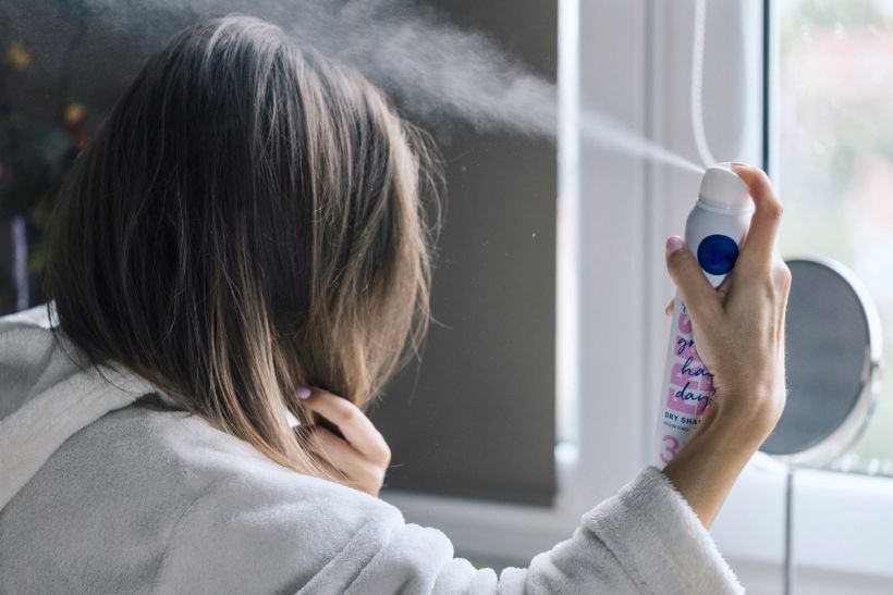 Dry shampoo: Tο «μυστικό όπλο» για όγκο και φρεσκάδα στα λεπτά μαλλιά