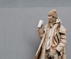 Disheveled NYC Commuter: Πώς θα πετύχεις πιο «ατημέλητα τέλειο» look του φθινοπώρου 2025
