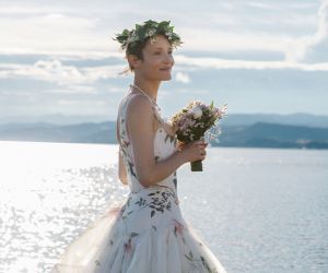 Η Vicky Krieps με Vivienne Westwood δίνει το απόλυτο wedding inspo