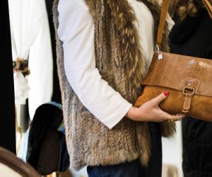 Fashion Radar: Suede Shoulder Bags - Το Αξεσουάρ που επαναφέρει τη χειμερινή πολυτέλεια