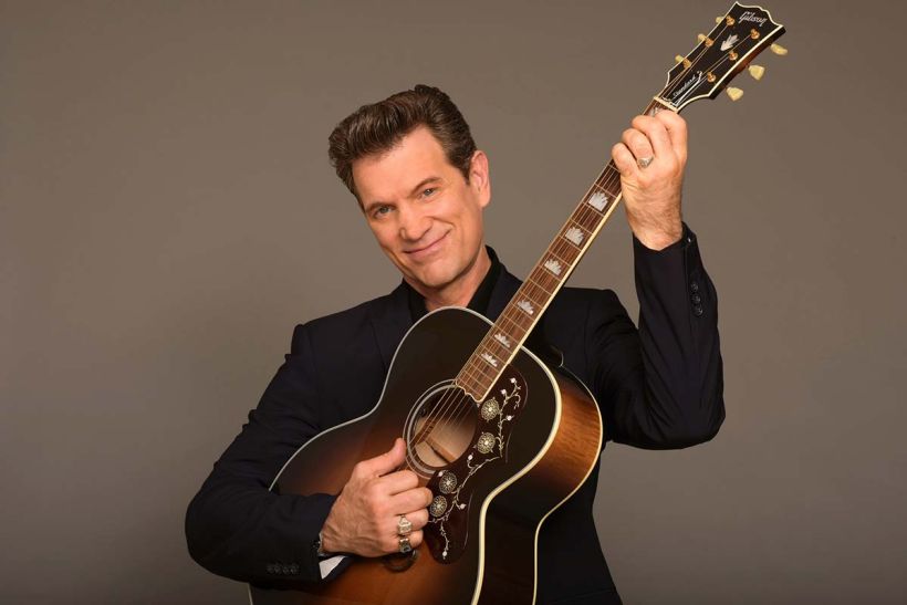 O Chris Isaak live στην Αθήνα: Στις 13 Ιουνίου στο Λυκαβηττό με όλα τα αγαπημένα του hits