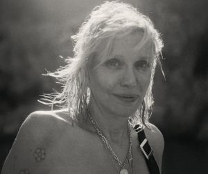 "Antiheroine": Η Courtney Love σπάει τη σιωπή της και είναι πιο ωμή, πιο αληθινή και πιο "Courtney" από ποτέ