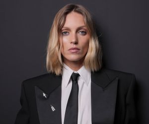 Πώς θα φορέσεις με επιτυχία το bow shirt της Anja Rubik στο fashion show του YSL