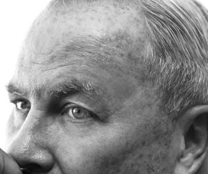 Robert Wilson: «Ξεκινάω κάθε δουλειά με τον ίδιο τρόπο. Ξεκινάω μια πρόβα με σιωπή»
