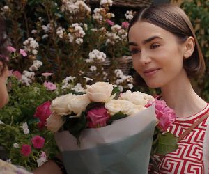 Το βελούδινο φόρεμα της Lilly Collins είναι το Χριστουγεννιάτικο δώρο που θα ζητήσω φέτος!