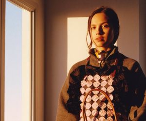 Olivia Rodrigo: «Νομίζω ότι υπάρχει πολλή δύναμη στο να λες: Δεν ξέρω τίποτα και νιώθω τόσο ανασφαλής και ανεπιθύμητη»