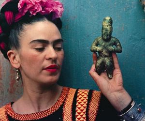Frida Kahlo: «Αξίζεις μια αγάπη που να πάρει τα ψέματα, να σου φέρει τον ενθουσιασμό, τον καφέ και την ποίηση»