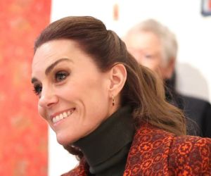 Kate Middleton: Mε χακί παντελόνι Victoria Beckham