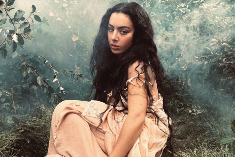 Η Charli XCX κυκλοφόρησε το "Chains Of Love" για τη νέα κινηματογραφική μεταφορά του Wuthering Heights