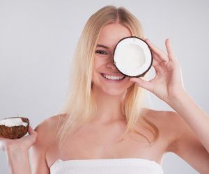Λάδι καρύδας: Είναι πάντα στη skincare ρουτίνα μου και κάνει για δέρμα, μαλλιά και ευεξία