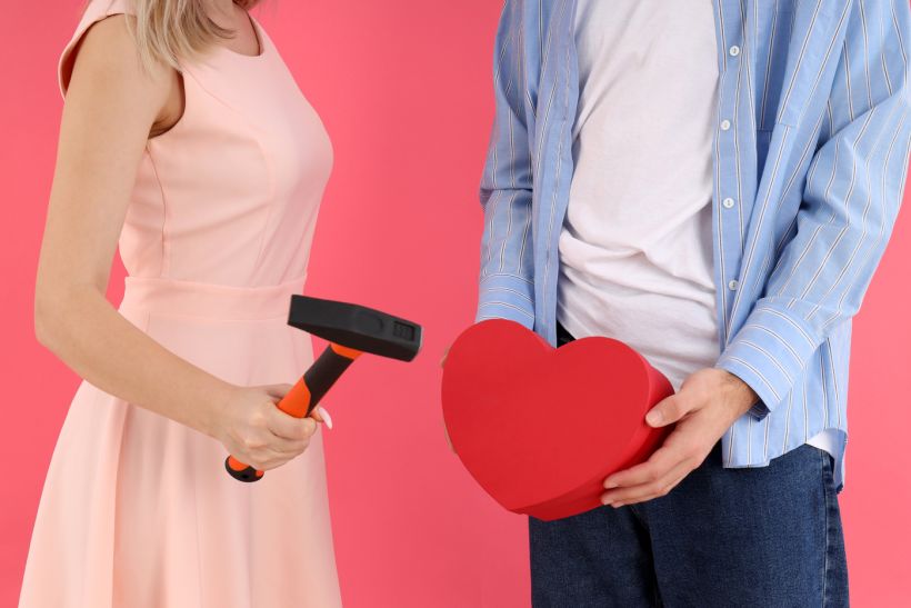 Valentine’s vs Anti-Valentine’s Day: Ο έρωτας στο ντιβάνι – Τι αποκαλύπτει η στάση σου για την Ημέρα του Αγίου Βαλεντίνου για το ψυχολογικό προφίλ σου;