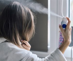 Dry shampoo: Tο «μυστικό όπλο» για όγκο και φρεσκάδα στα λεπτά μαλλιά