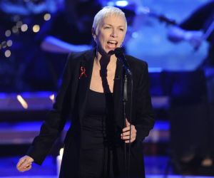 Annie Lennox: «Το να πεθάνω είναι εύκολο, η ζωή είναι που με τρομάζει μέχρι θανάτου»