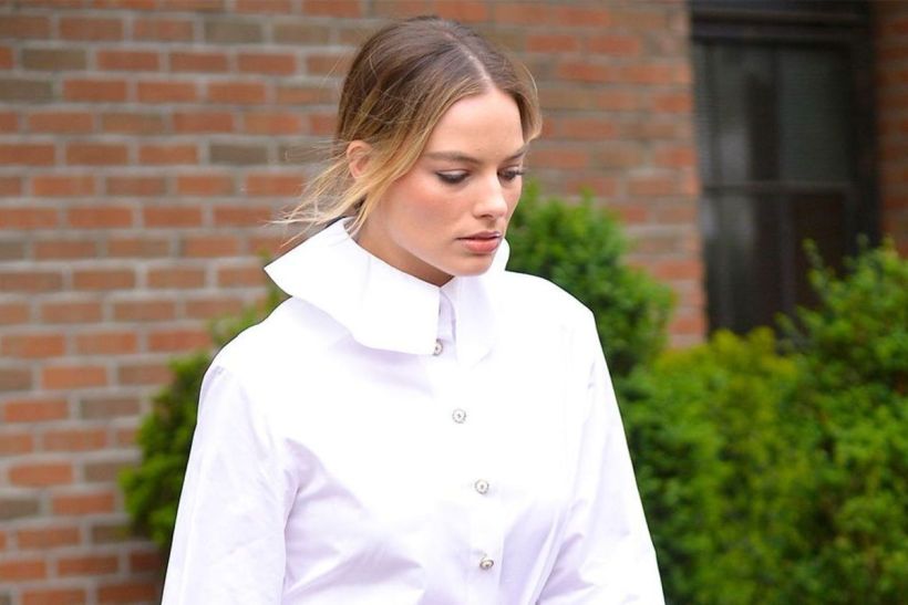 Margot Robbie: Μόλις φόρεσε τα must have sneakers της σεζόν