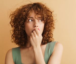 FOFO: Γιατί τρέμουμε την αλήθεια και πώς θα πάψουμε να κρυβόμαστε από την ίδια μας τη ζωή