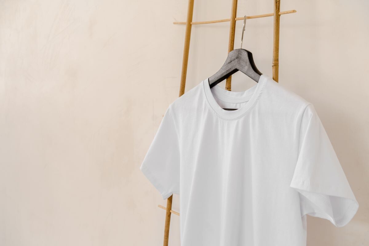 Ένα λευκό T-shirt που μυρίζει επανεκκίνηση