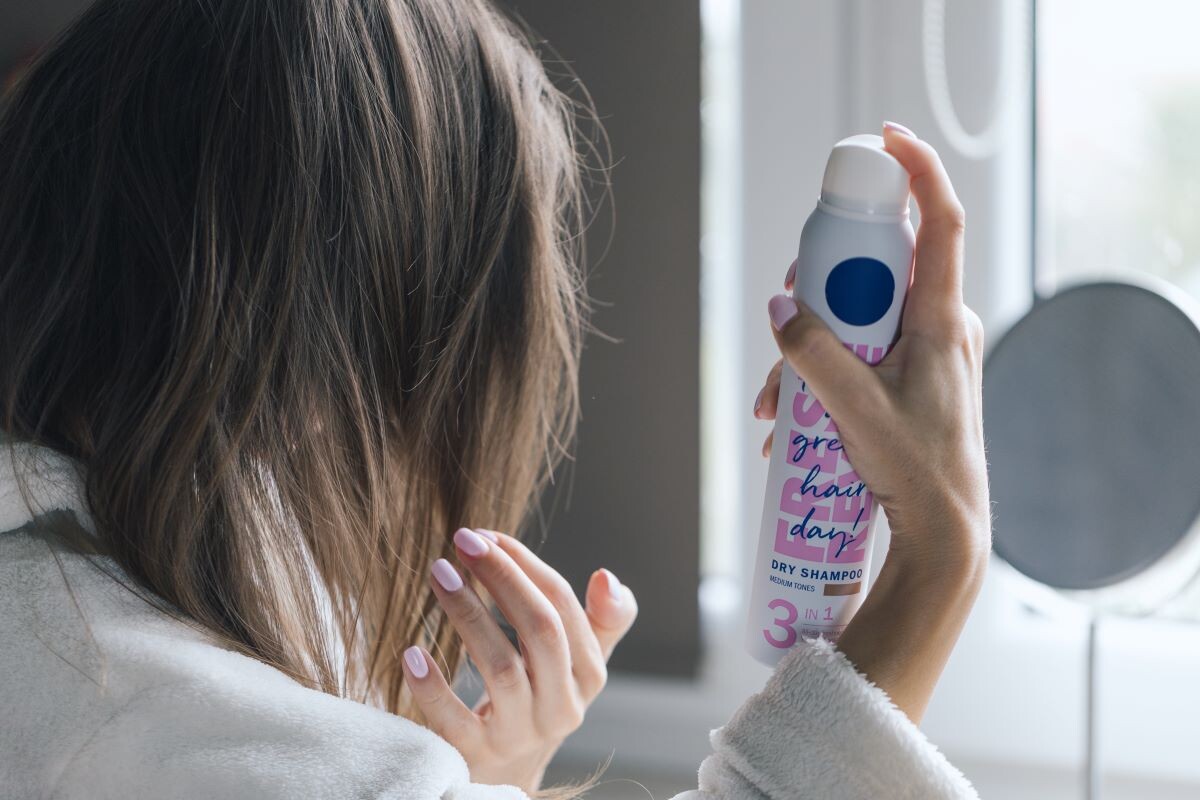 Dry shampoo, ο πιο εύκολος τρόπος να νιώθεις φρέσκια και γεμάτη όγκο