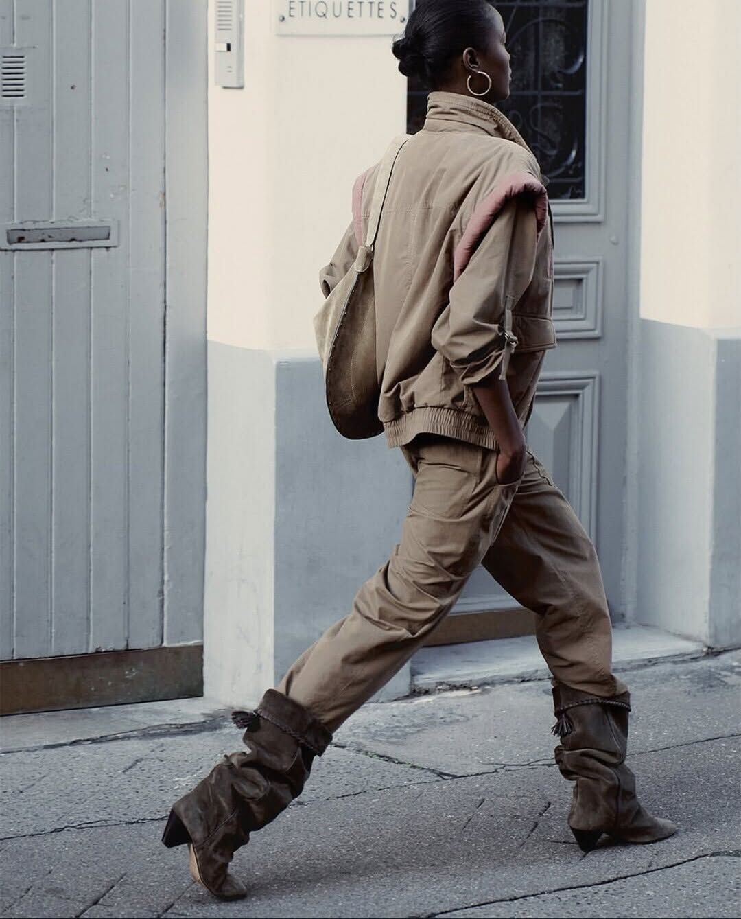 Slouchy Boots: οι μπότες που κάνουν το φθινόπωρο να μοιάζει πιο εύκολο απ’ όσο νιώθεις