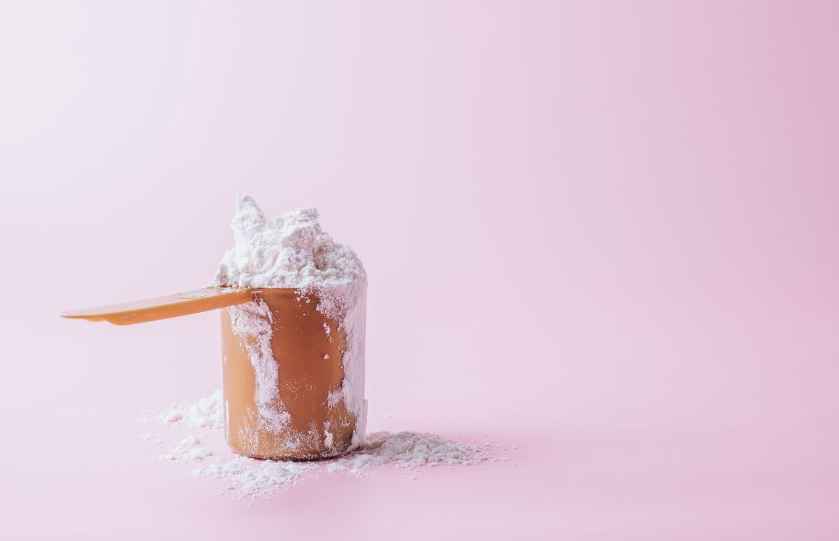 Δεν έχεις dry shampoo; Το ταλκ κάνει την ίδια δουλειά καλύτερα από όσο φαντάζεσαι.