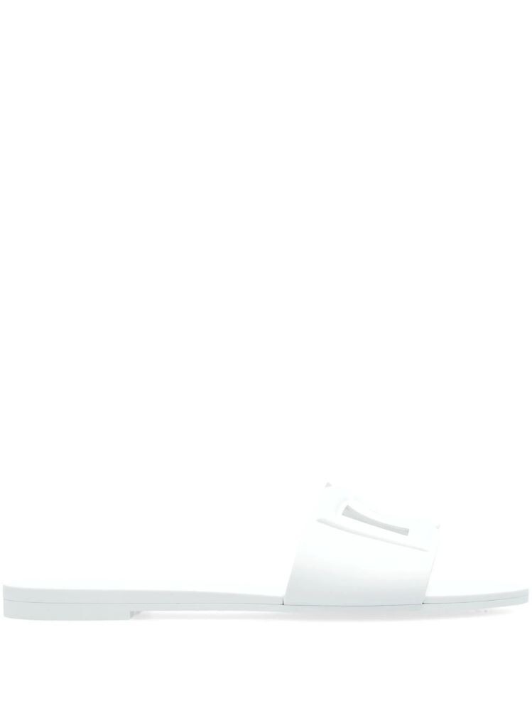 white accessories summer 26