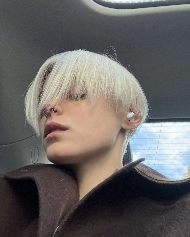 emma-corrin-hair