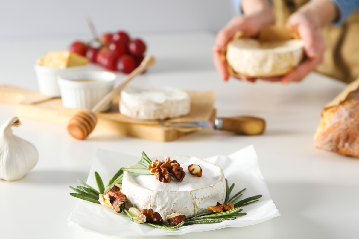 Brie: Η βελούδινη αυτού μεγαλειότης των τυριών
