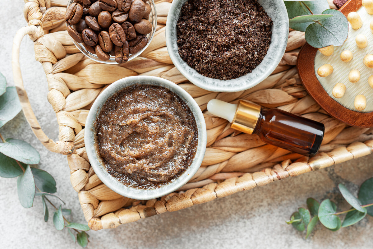 Είμαι coffee addicted και στην ομορφιά και εκτός από τα οφέλη του καφέ μοιράζομαι μαζί σου και DIY mask & scrub