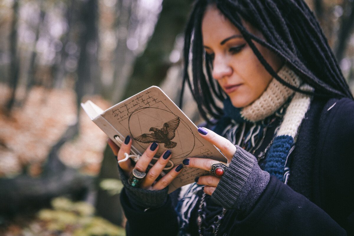 «Αγκάλιασε το Τέρας μέσα σου»: Πώς το Shadow Work Journaling με έμαθε να αγαπώ τον εαυτό μου (αληθινά) για πρώτη φορά