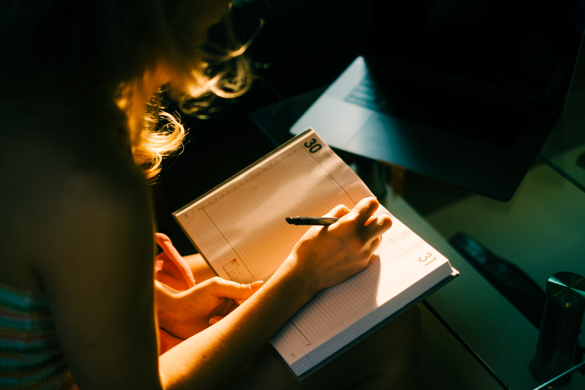«Αγκάλιασε το Τέρας μέσα σου»: Πώς το Shadow Work Journaling με έμαθε να αγαπώ τον εαυτό μου (αληθινά) για πρώτη φορά