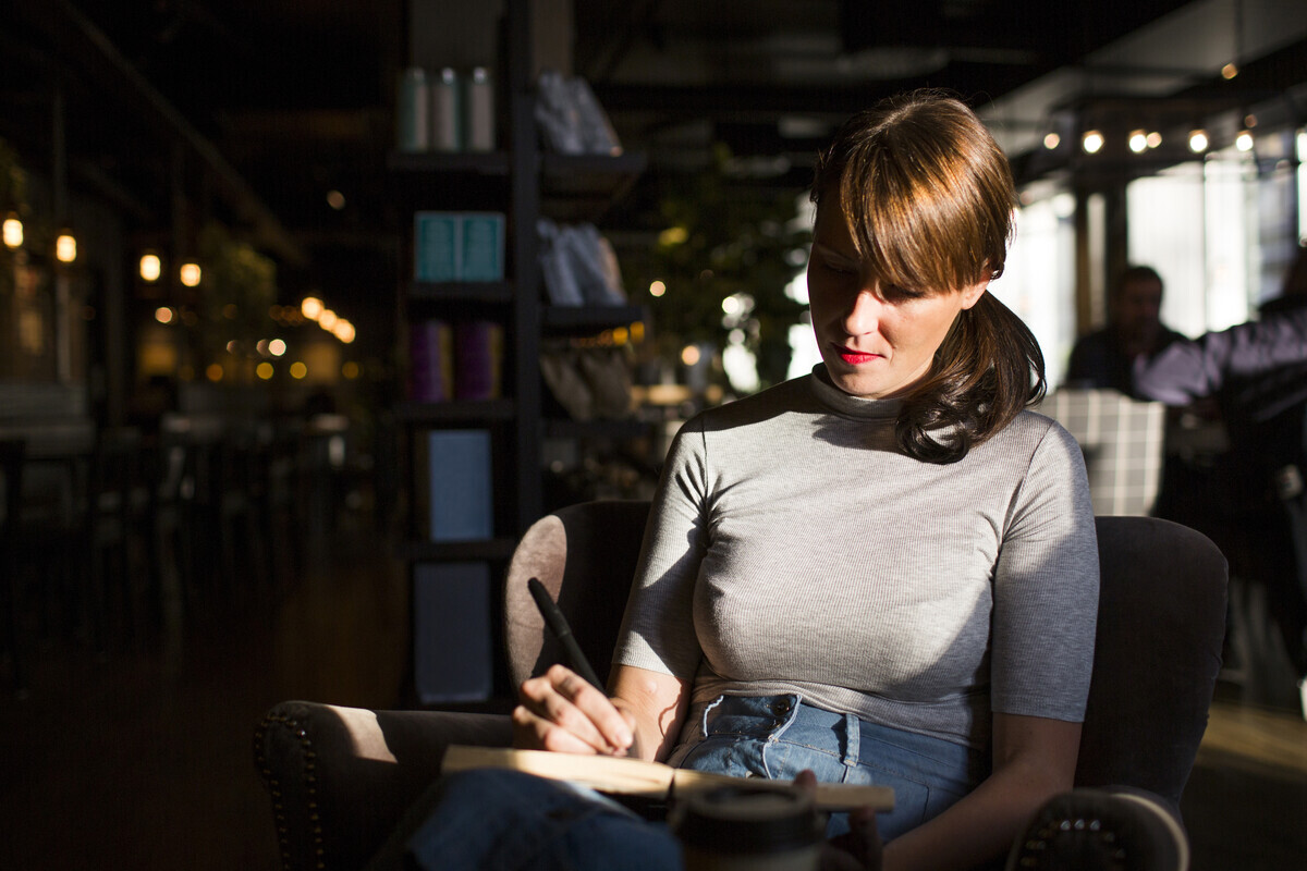 «Αγκάλιασε το Τέρας μέσα σου»: Πώς το Shadow Work Journaling με έμαθε να αγαπώ τον εαυτό μου (αληθινά) για πρώτη φορά