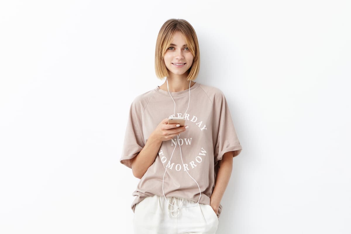 Όποτε δεν θέλω να μιλήσω πολύ, αφήνω το T-shirt μου να πει πώς νιώθω