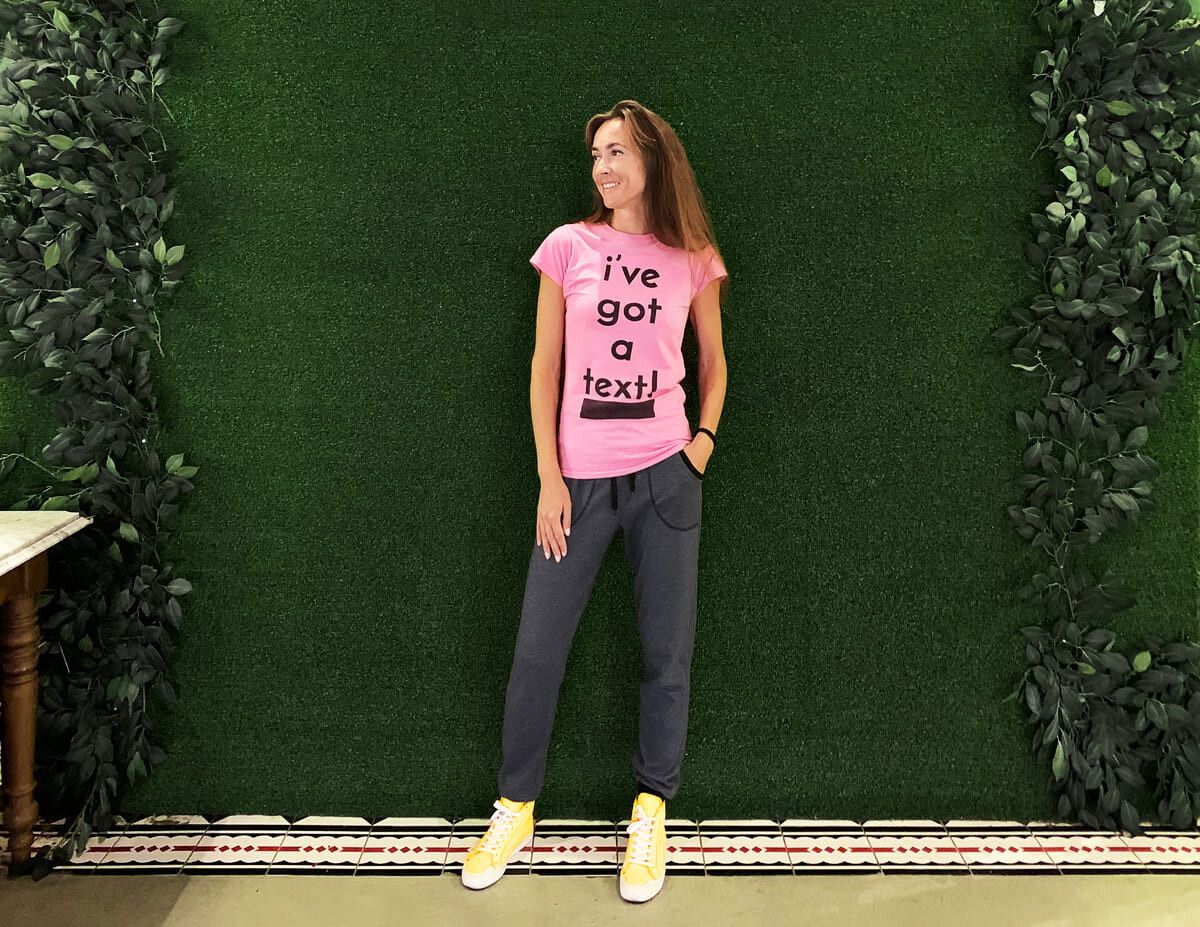 Όποτε δεν θέλω να μιλήσω πολύ, αφήνω το T-shirt μου να πει πώς νιώθω