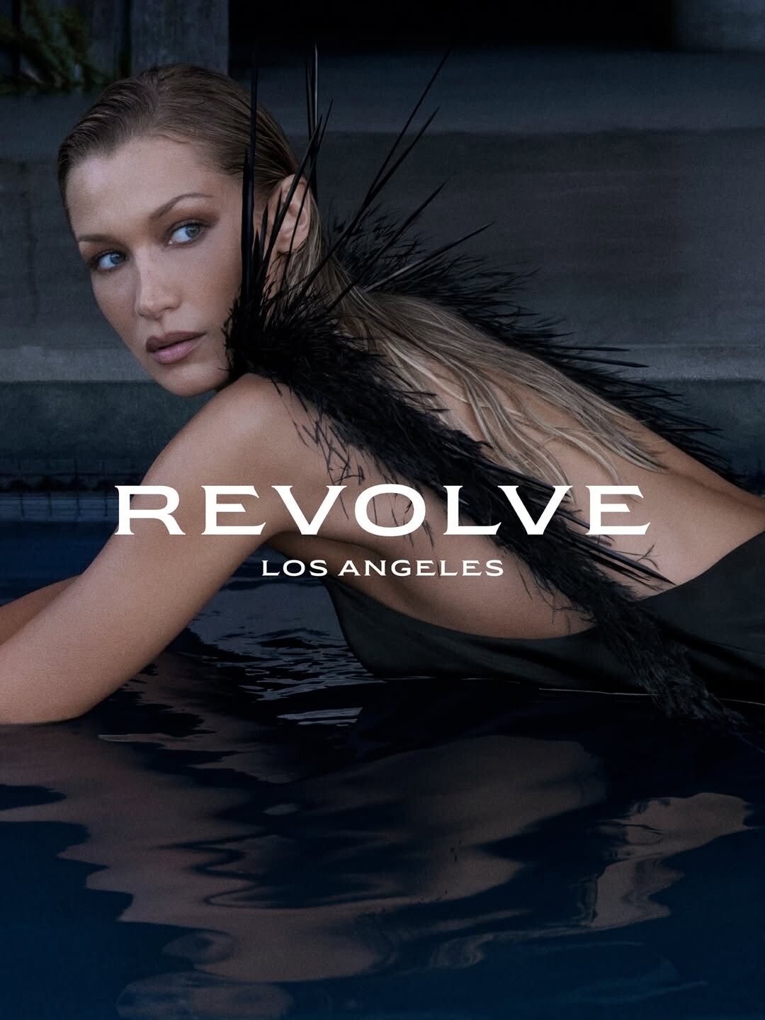Η Bella Hadid εντυπωσιάζει με ένα κομψό αλλά τολμηρό look και αποκαλυπτικές εμφανίσεις στην καμπάνια του REVOLVE Los Angeles