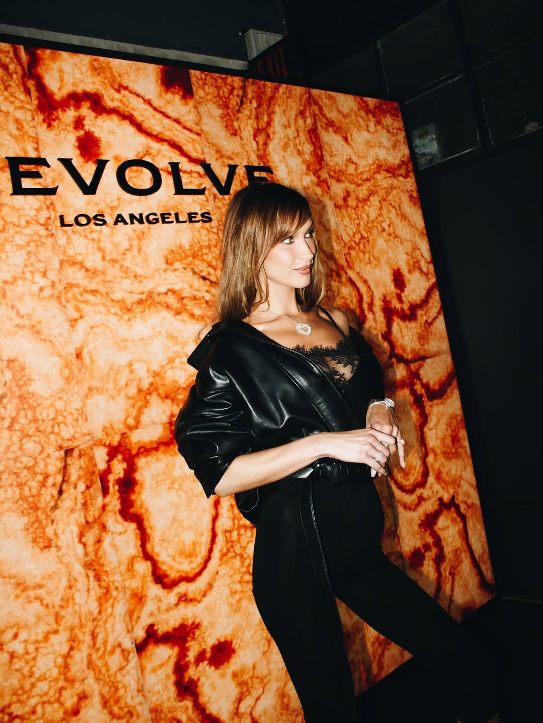 Η Bella Hadid εντυπωσιάζει με ένα κομψό αλλά τολμηρό look και αποκαλυπτικές εμφανίσεις στην καμπάνια του REVOLVE Los Angeles