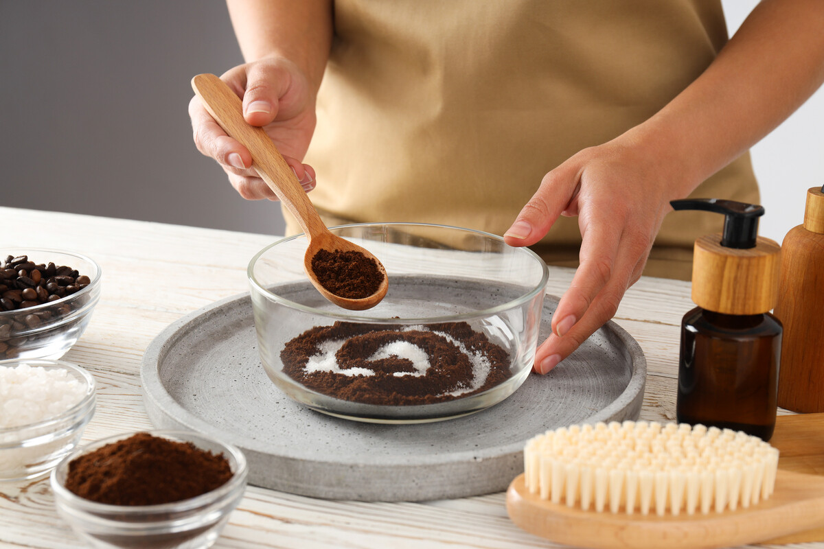Λαμπερή επιδερμίδα την άνοιξη: Το απόλυτο diy scrub και τα μυστικά για τέλεια ανανέωση