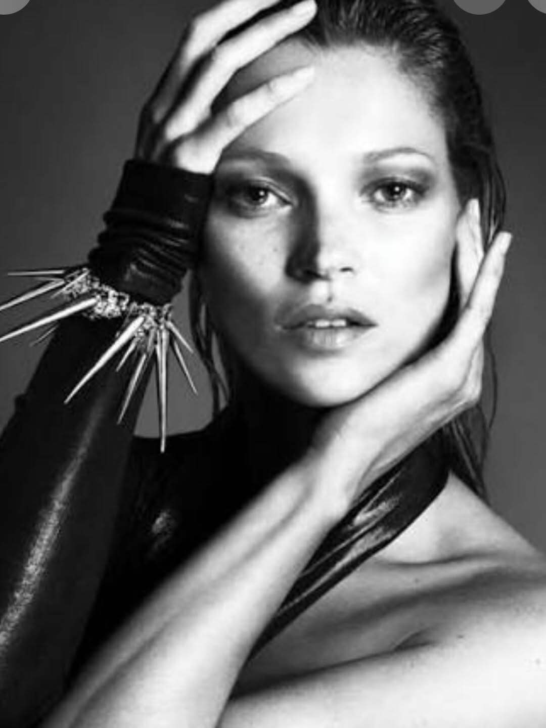 Η Kate Moss στα 52: Γιατί το αιώνιο It-Girl μας εμπνέει να ζούμε με στυλ (και αυθεντικότητα)